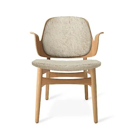 Supersnygg fåtölj i ek 2025 från Warm Nordic.