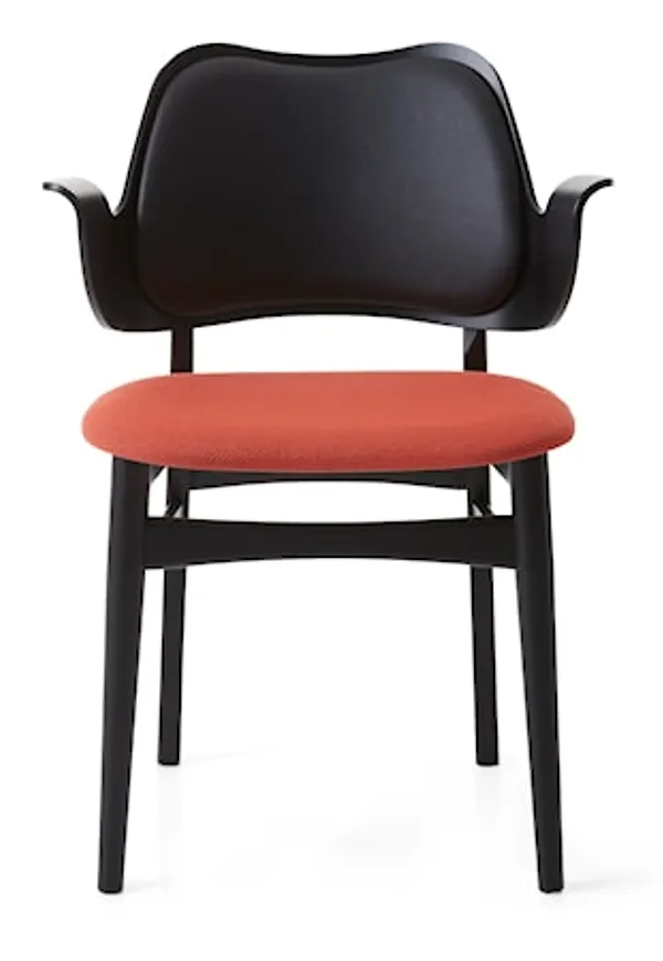 Moderiktig Stol som passar bra vid många olika tillfällen.