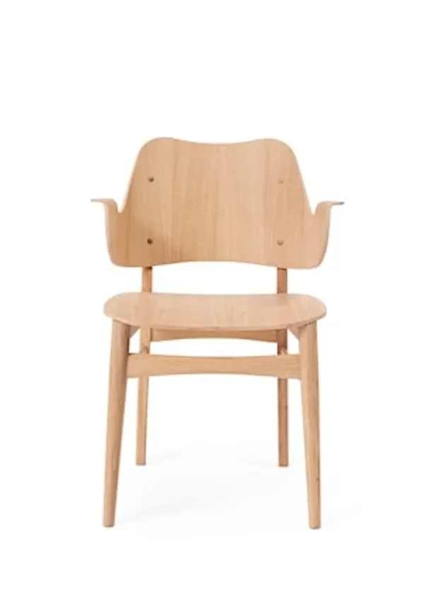 Stilriktig beige stol i ek från Warm Nordic.