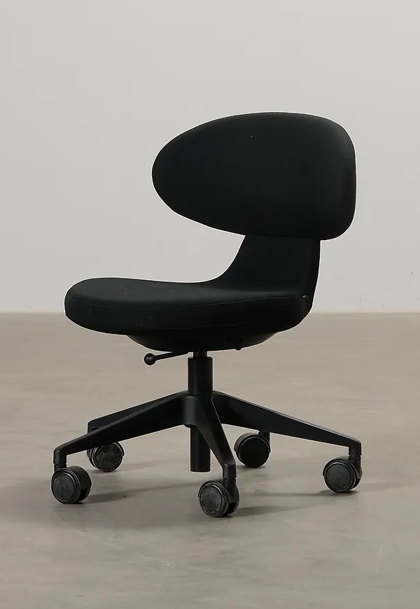 Otroligt snygg svart stol 2025 från Girsberger.