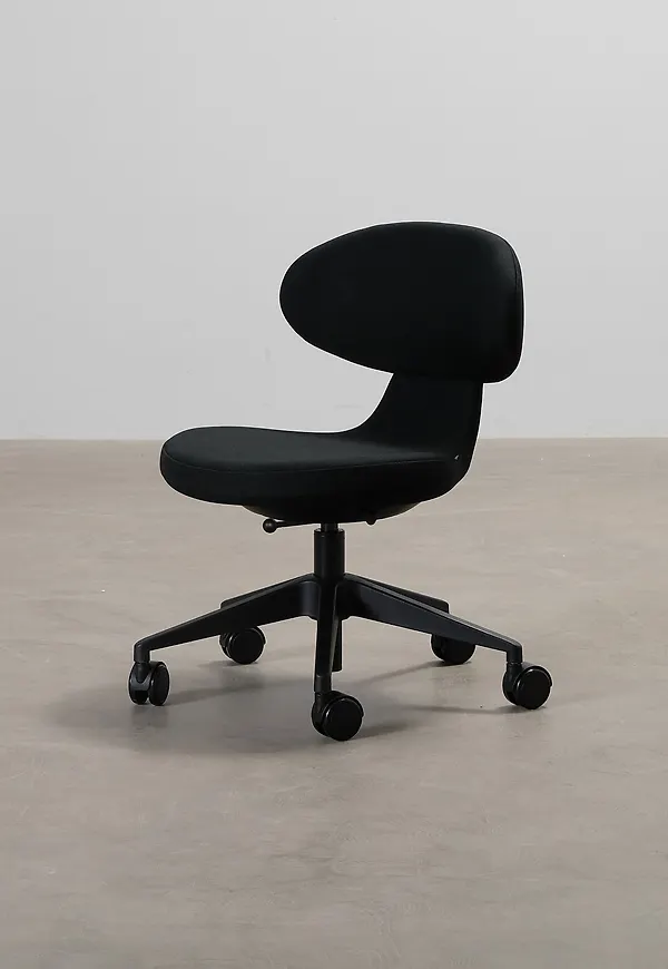 Söt svart stol 2024 från Girsberger.