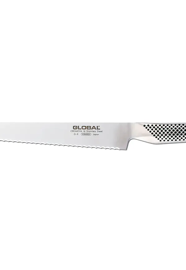 Silverfärgad Global-brödkniv i trendig modell.
