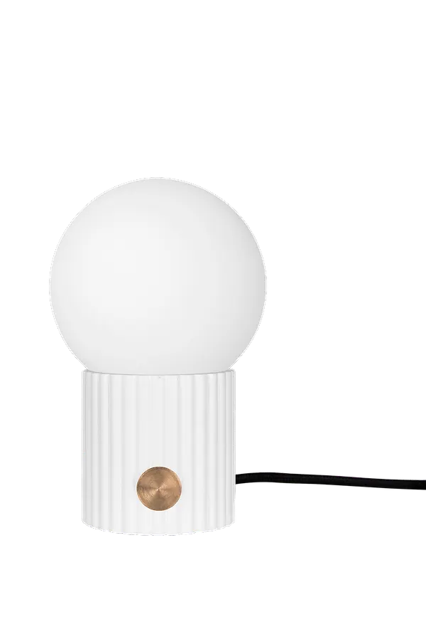 Vit Globen Lighting lampa som passar perfekt till sommaren 2025!