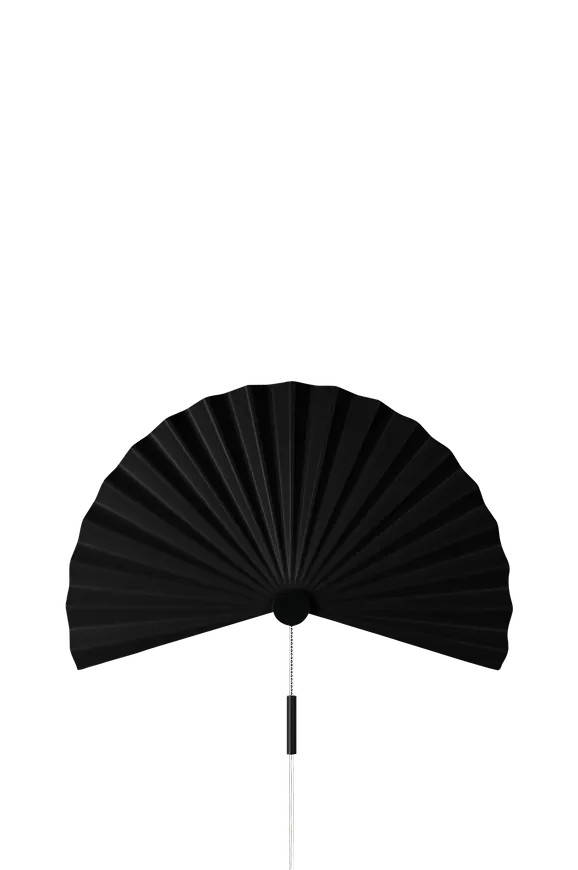 Svart Globen Lighting lampa som passar perfekt till våren 2025!