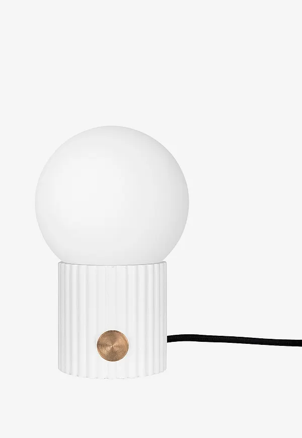 Moderiktig bordslampa i vitt från Globen Lighting.