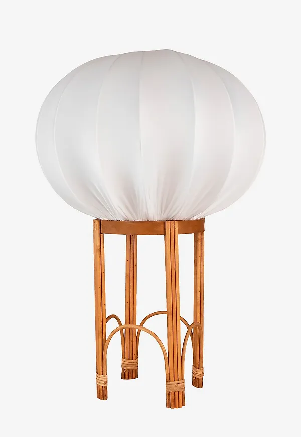 Vit Globen Lighting-sladdställ i otroligt fin modell.