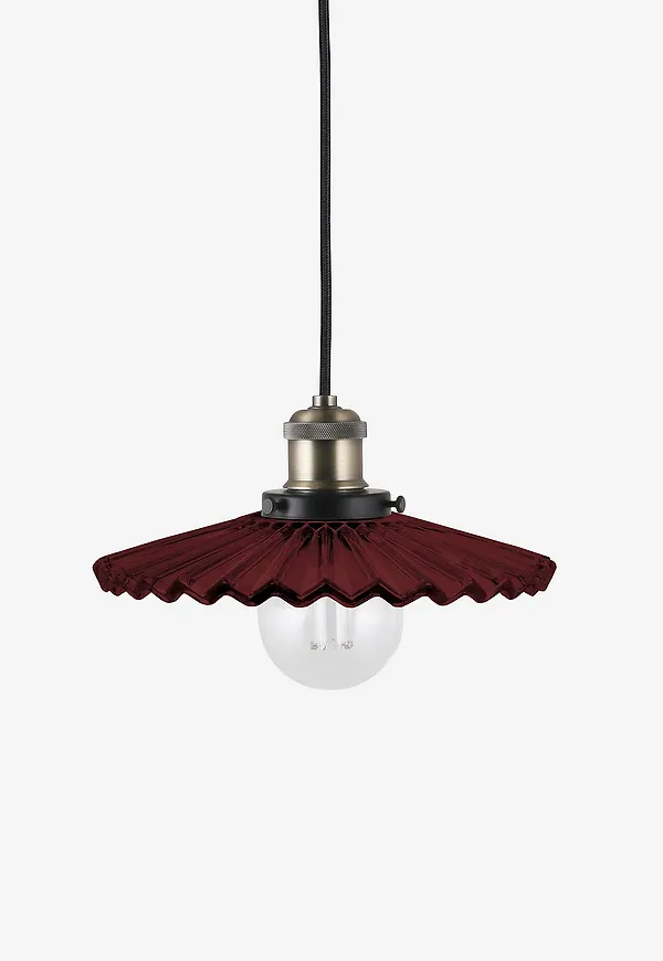 Jättefin lampa i rött från Globen Lighting.