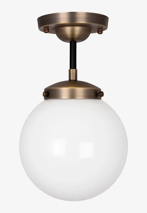 Trendig vit lampa 2025 från Globen Lighting.