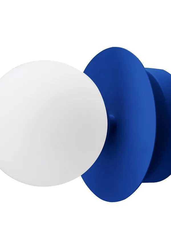 Stilriktig vägglampa i blått från Globen Lighting.