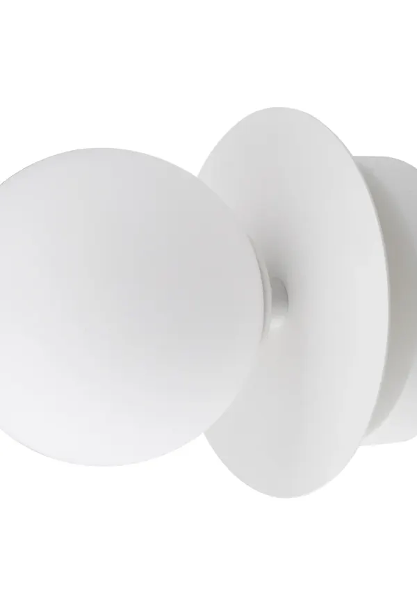 Vit Globen Lighting lampa som passar perfekt till sommaren 2025!