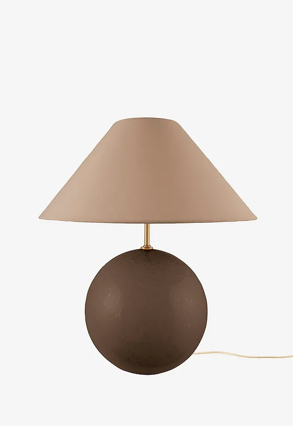Mysig brun lampa 2026 från Globen Lighting.