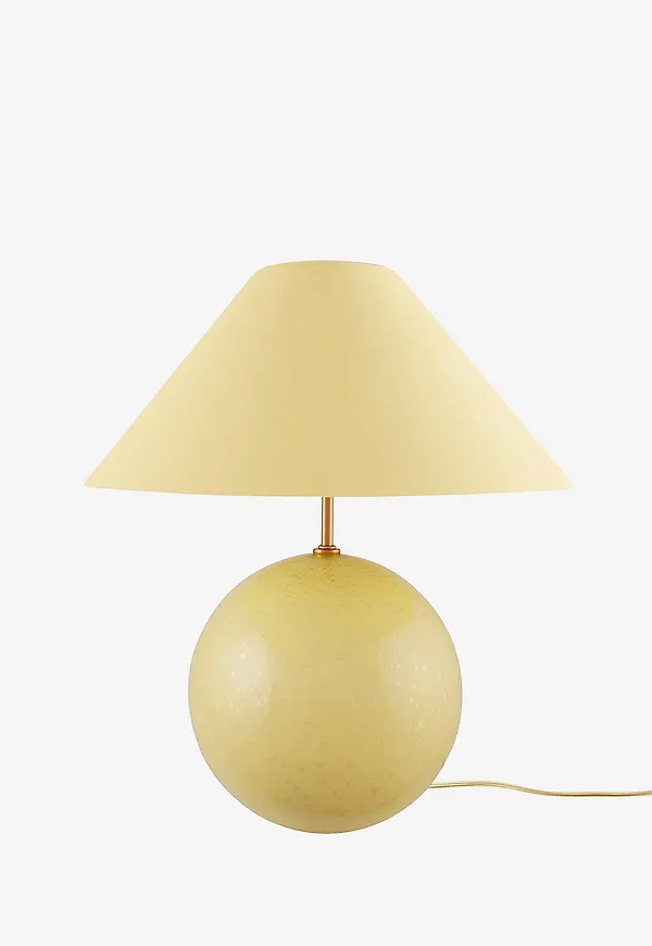 Riktigt trendig globen lighting lampa i gul färg gjord i bomull.
