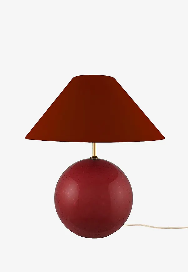 Elegant röd lampa 2026 från Globen Lighting.