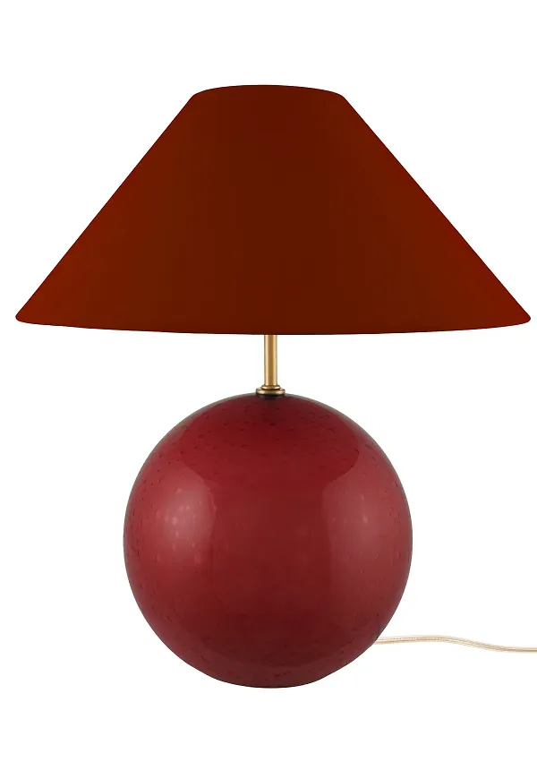 Klassisk bordslampa i rött från Globen Lighting.