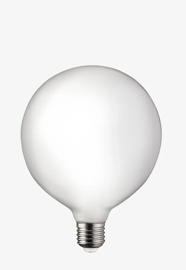 Fin vit lampa 2026 från Globen Lighting.