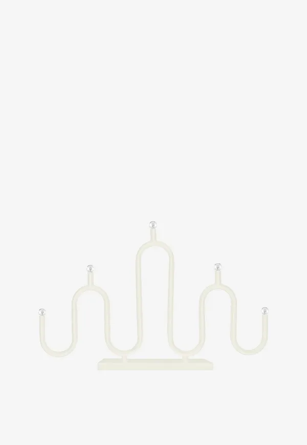 Fin sidobord i vitt från Globen Lighting.