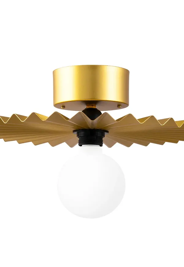 Guldfärgad Globen Lighting-vägglampa i jättesnygg modell.