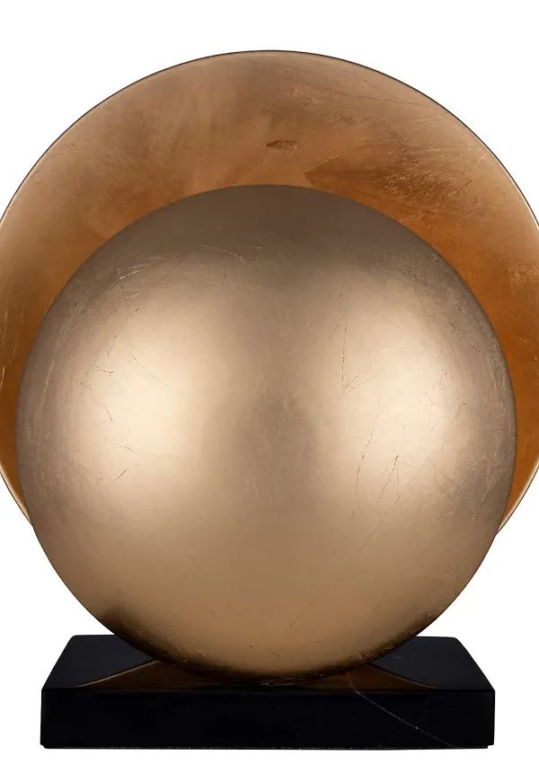 Smickrande lampa i guldfärgat från Globen Lighting.