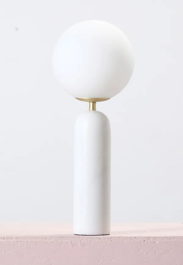 Stilriktig Lampa som passar bra vid många olika tillfällen.