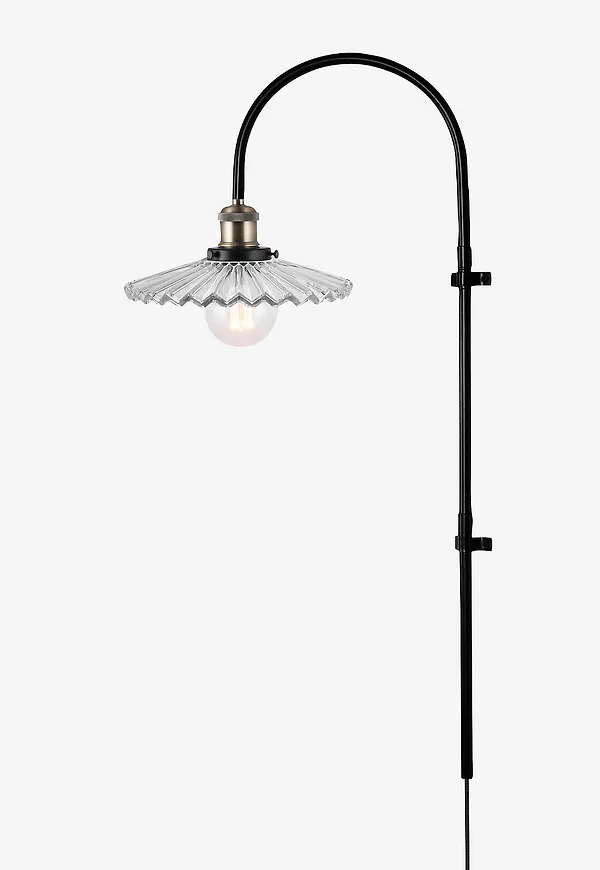 Svart Globen Lighting-vägglampa i fantastiskt snygg modell.