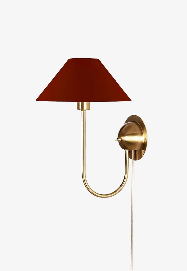 Röd Globen Lighting-lampa i elegant modell.