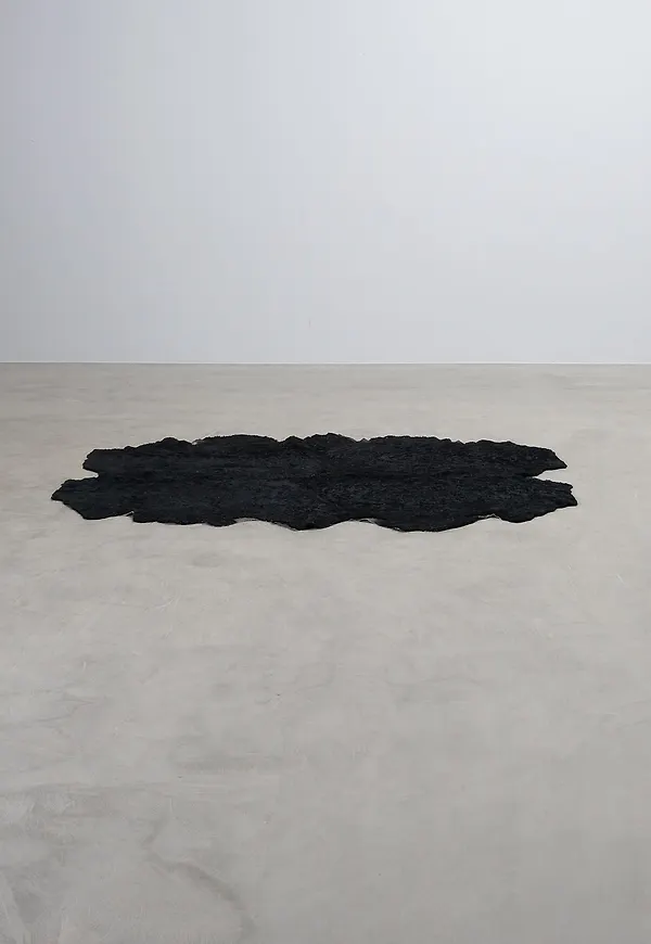 Svart GOF-fårskinnsmatta i skön modell.