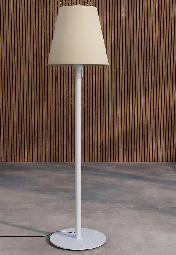 Skön golvlampa i vitt från Venture Home.