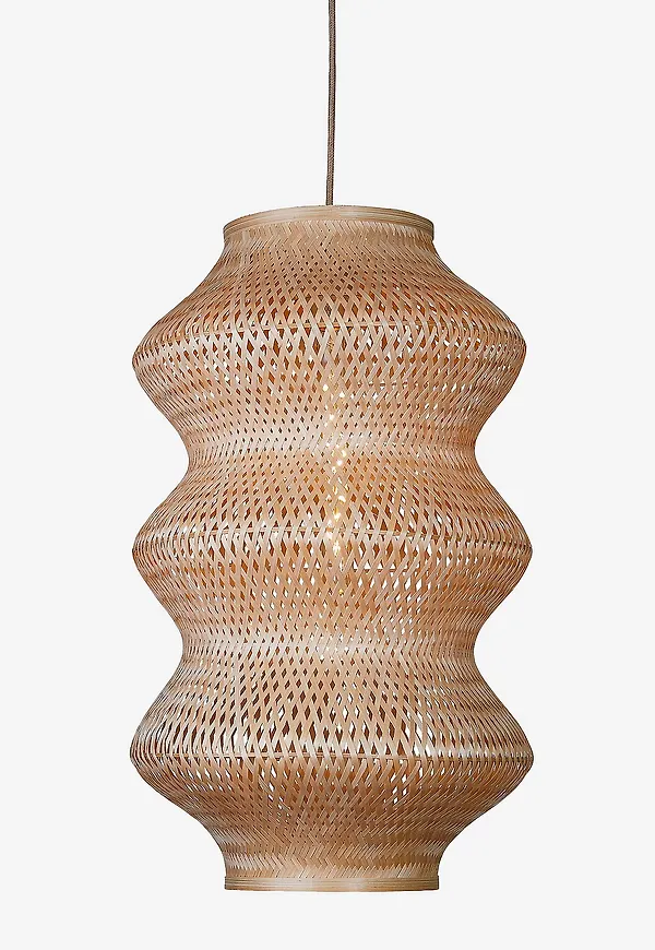 Jättefin lampa i beiget från Good&Mojo.