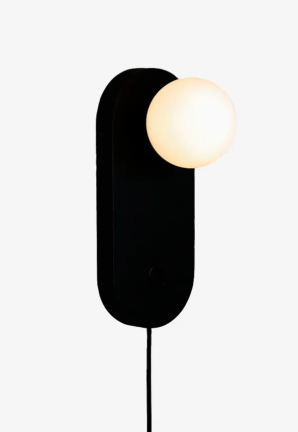 Fantastiskt snygg lampa i svart från Good&Mojo.