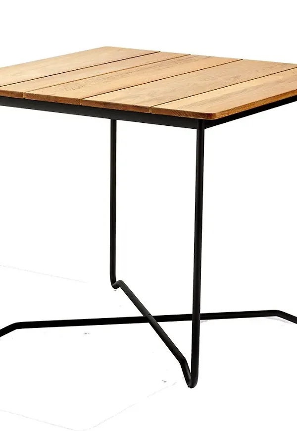 Stilren svart stol i teak från Skargaarden.