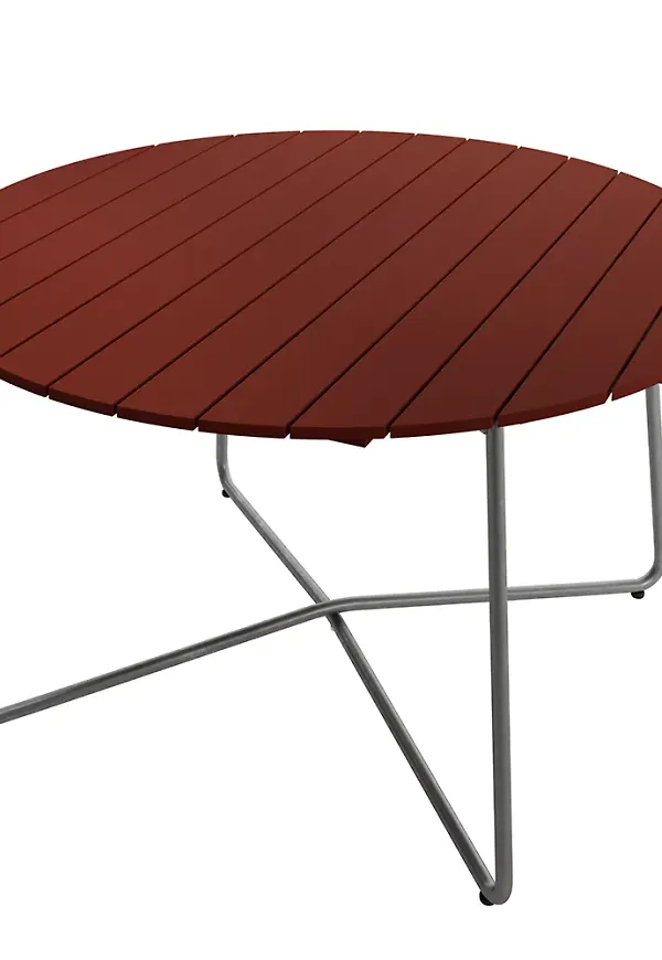 Modern matbord i ek från Grythyttan Stålmöbler.