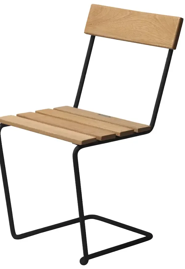 Smickrande svart karmstol i ek från Grythyttan Stålmöbler.