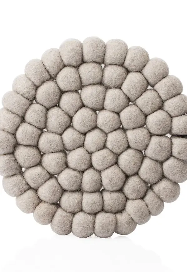 Moderiktig grytunderlägg i grått från Aveva Design.