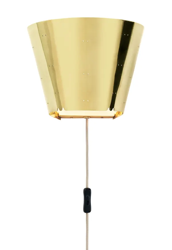 Elegant vägglampa i guldfärgat från Gubi.