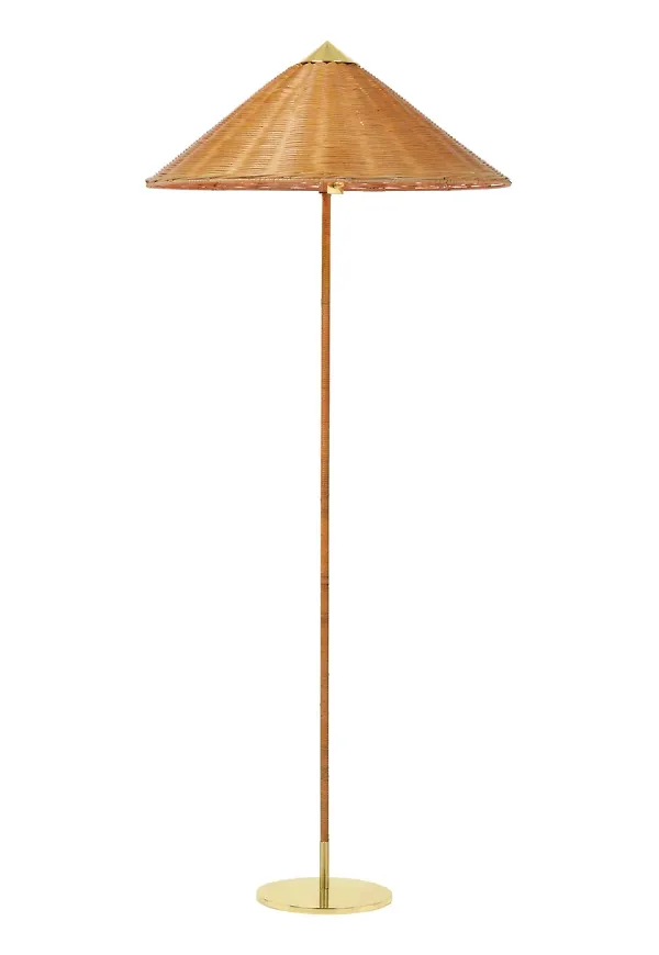 Guldfärgad Gubi-golvlampa i komfortabel modell.