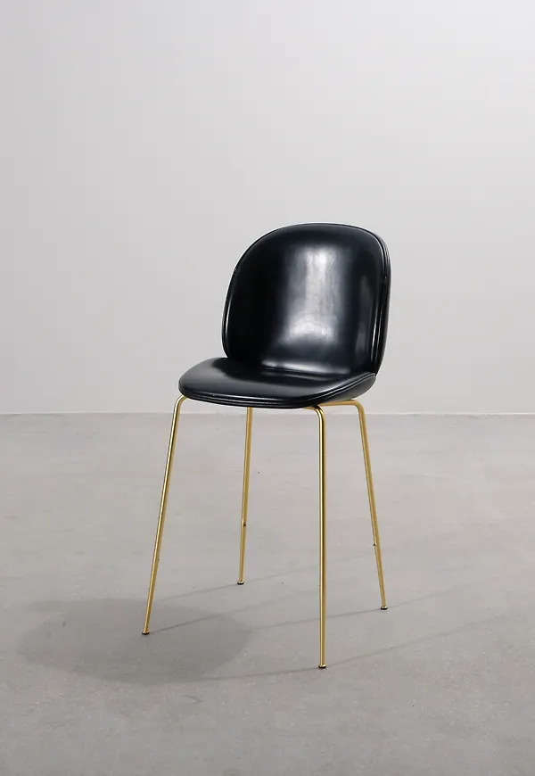 Elegant svart stol 2025 från Gubi.