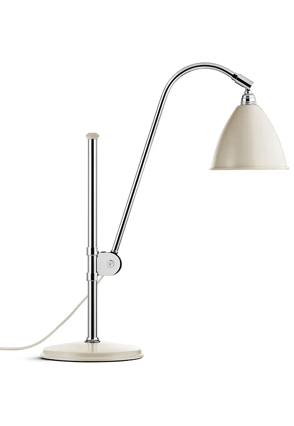 Vit Gubi-skrivbordslampa i komfortabel modell.