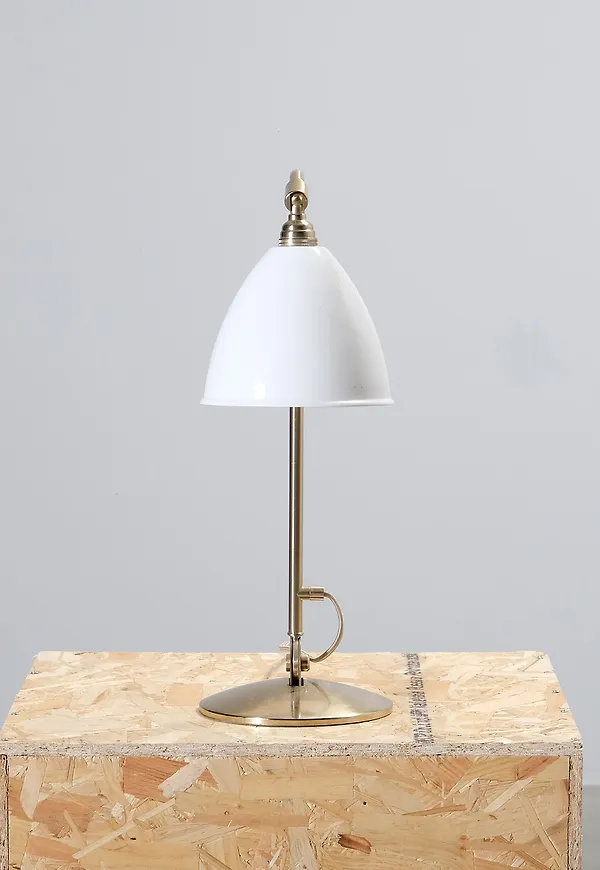 Exklusiv bordslampa i vitt från Gubi.