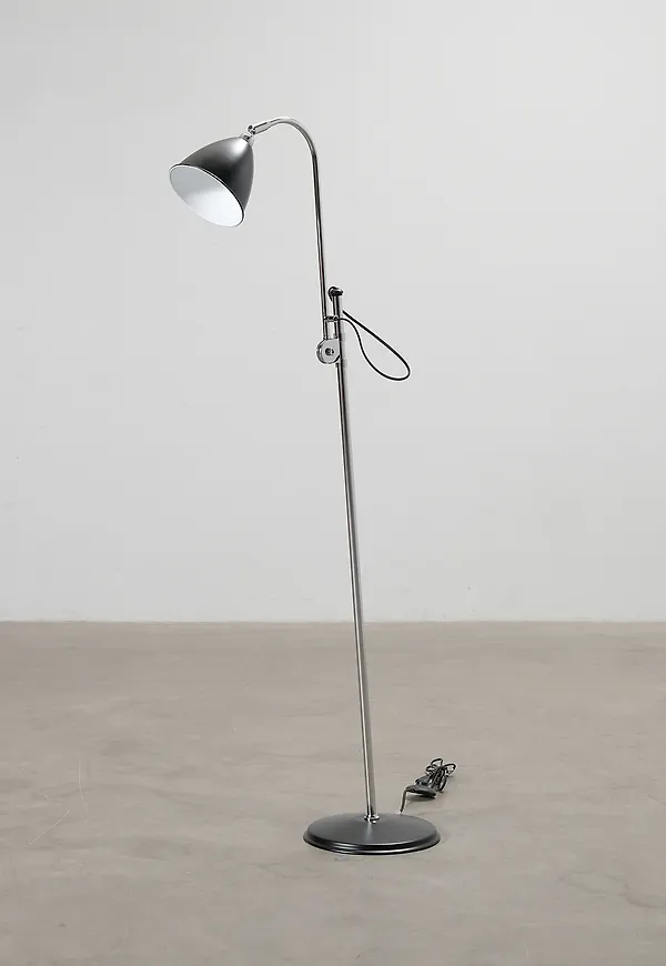 Svart Gubi-golvlampa i jättesnygg modell.