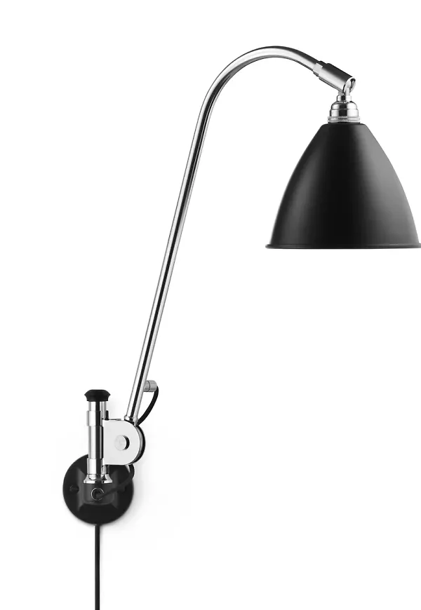 Superfin silverfärgad lampa 2025 från Gubi.