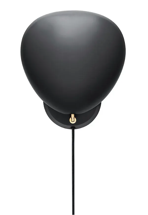 Stilren vägglampa i svart från Gubi.