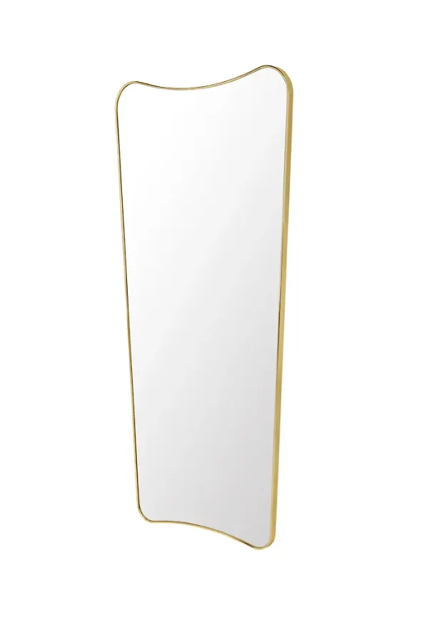 Exklusiv väggspegel i guldfärgat från Gubi.