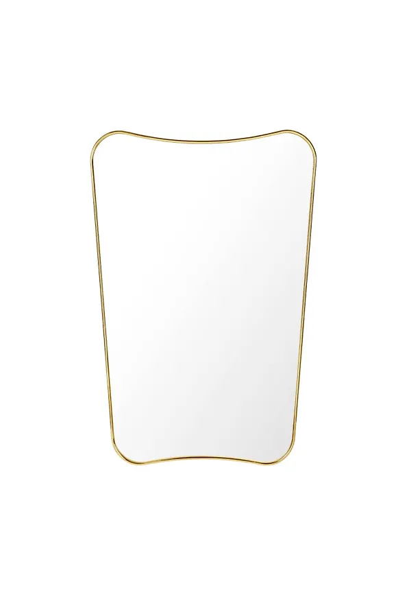 Supersnygg spegel i guld från Gubi.