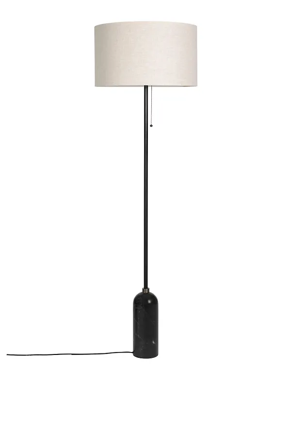 Snygg svart lampa 2026 från Gubi.