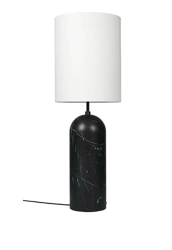 Cool golvlampa i svart från Gubi.