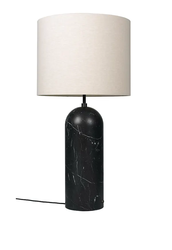 Vacker svart lampa 2026 från Gubi.
