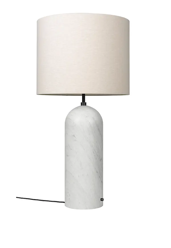 Trendig vit lampa 2026 från Gubi.