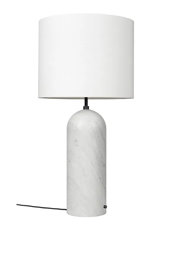 Jättesnygg golvlampa i vitt från Gubi.