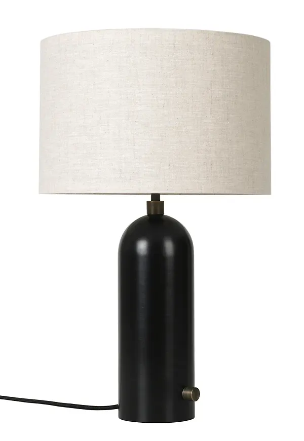 Elegant svart lampa 2025 från Gubi.