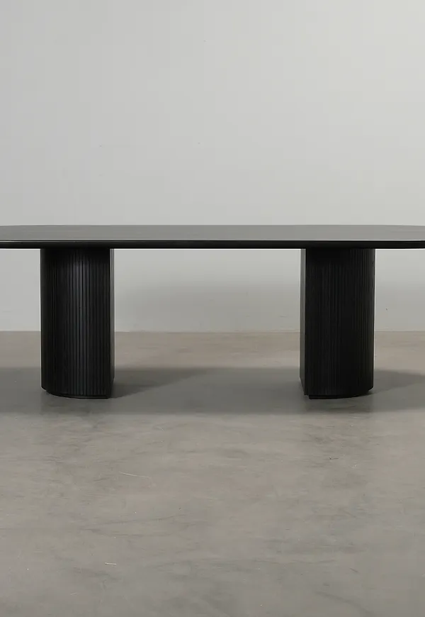 Snygg möbel i ek från Gubi.